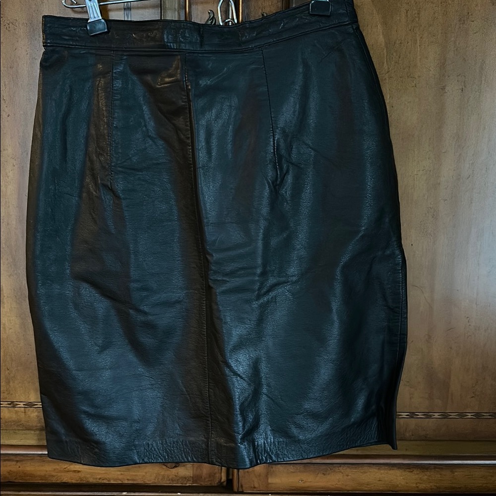 Chic Black Leather Pencil Skirt